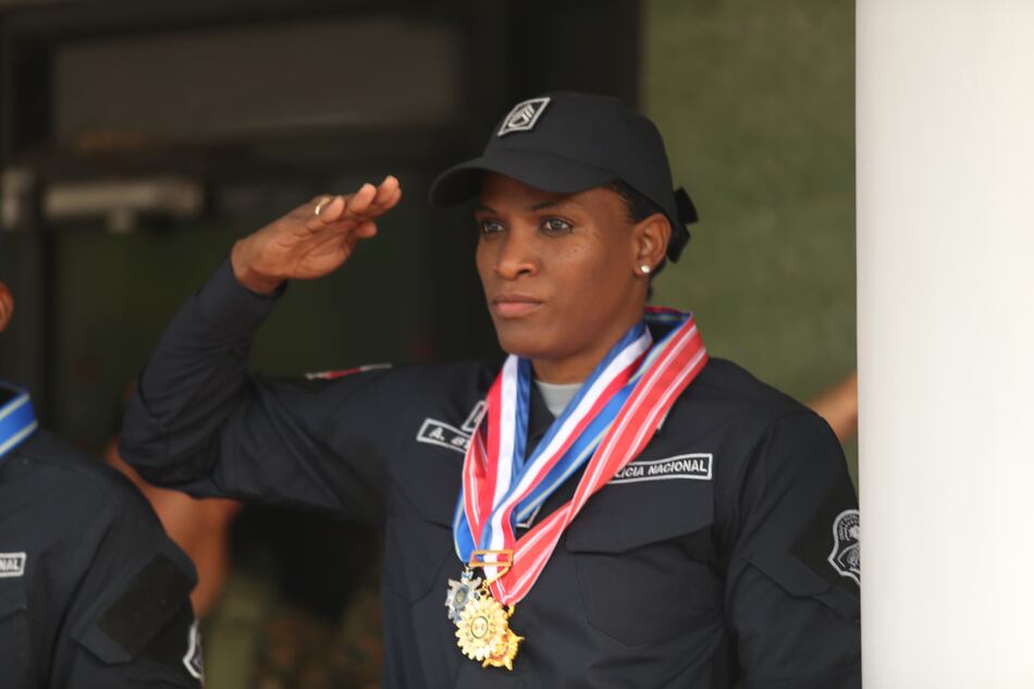 Atheyna Bylon es promovida a sargento primero y recibe honores de la Policía Nacional