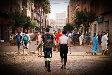 Las labores de búsqueda y limpieza en Valencia se refuerzan con miles de voluntarios el fin de semana