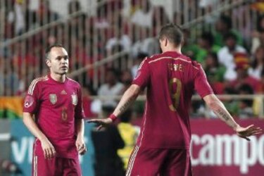 España gana con goles de Torres e Iniesta