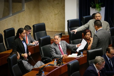 Diputados defienden su voto a favor del contrato minero