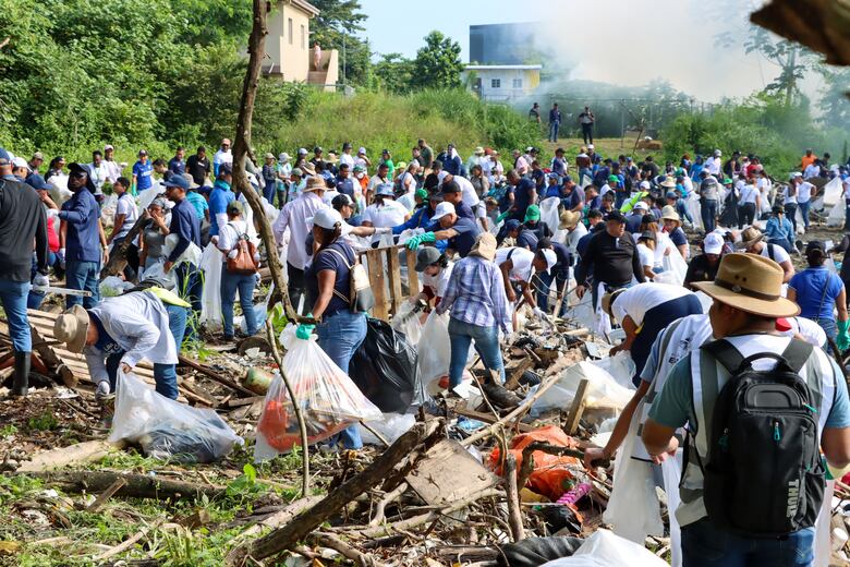 Navarro dice que Panamá se está ahogando en basura; se recogen 35 toneladas de desechos en dos playas de la capital