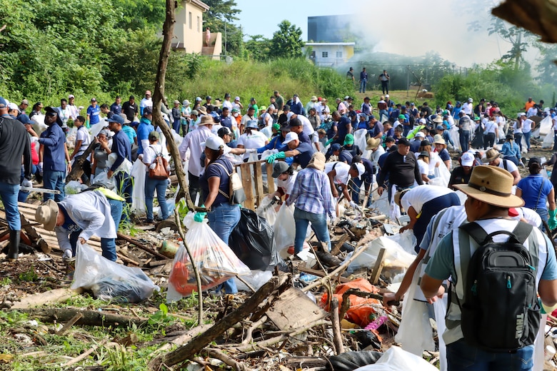 Navarro dice que Panamá se está ahogando en basura; se recogen 35 toneladas de desechos en dos playas de la capital