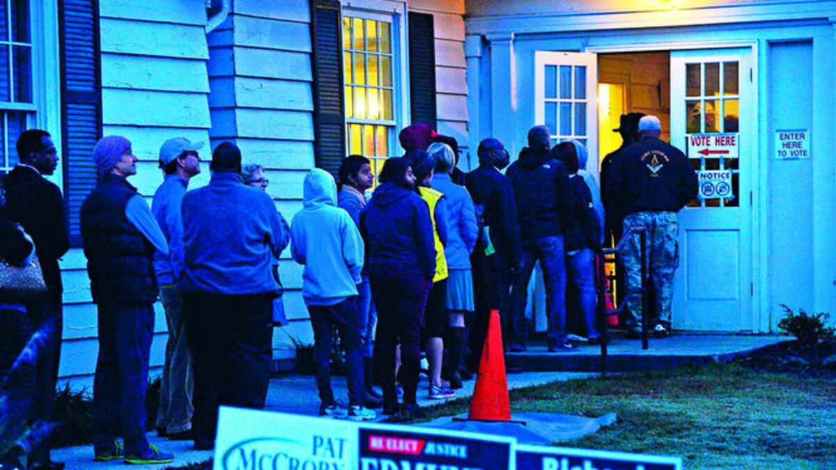 Luchando contra el frío, votantes hacían fila al amanecer en uno de los centros de Durham, Carolina del Norte.