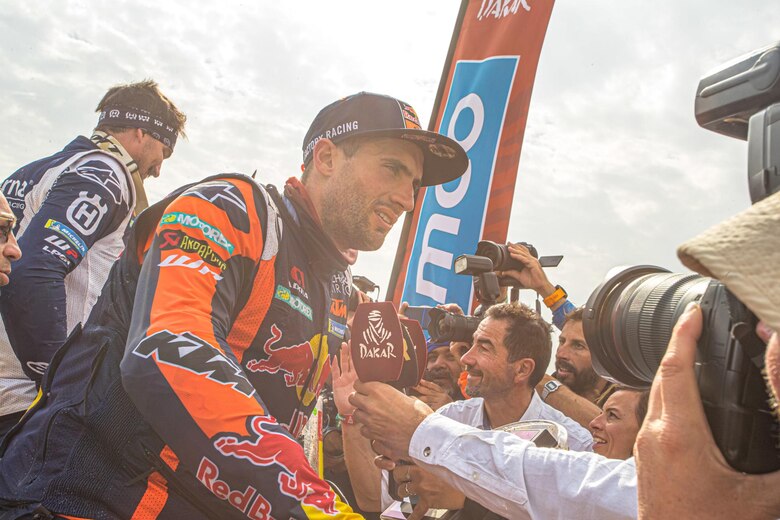 Al-Attiyah conquistó su quinto Touareg y el argentino Benavides domina en motos