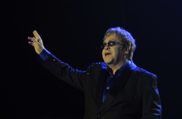 Elton deja Twitter, molesto por cambios
