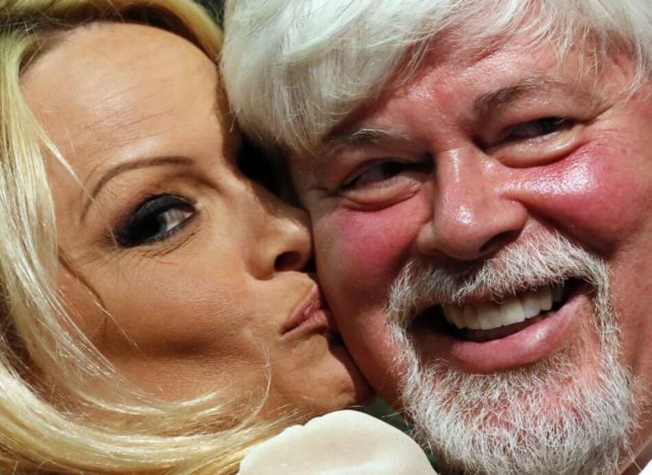 Pamela Anderson defiende en Alemania al fundador de la ONG ‘Sea Shepherd’