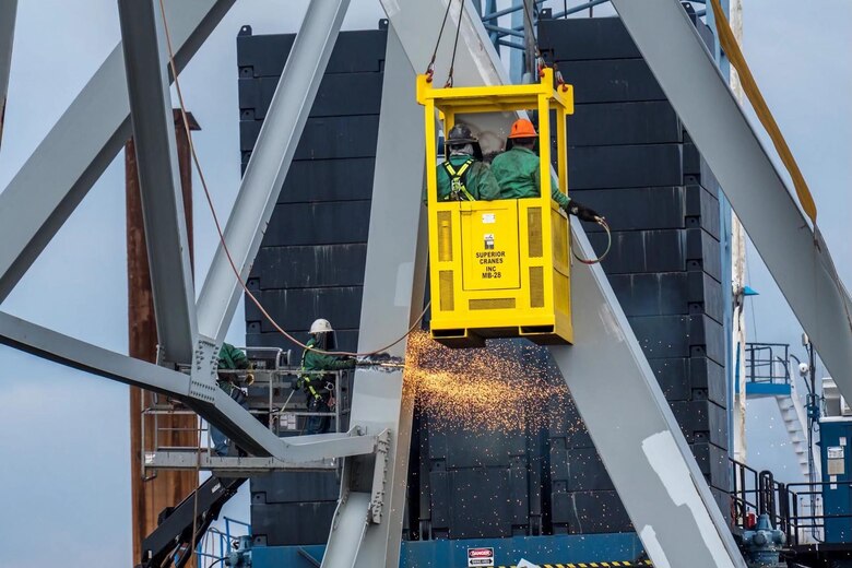 Abierto un canal temporal para los buques que retiran escombros del puente de Baltimore