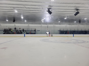 Tres muertos, entre ellos el agresor, en tiroteo durante un partido de hockey en Estados Unidos