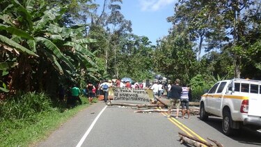 Afectados por hidroeléctricas cierran vía en Bocas del Toro