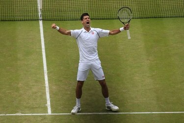 Djokovic logra tercer título en Wimbledon al vencer a Federer