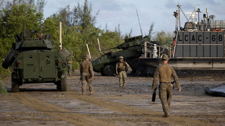Por qué el despliegue del ejército de Estados Unidos en el Caribe y los ejercicios militares reavivan una tensión histórica en Puerto Rico