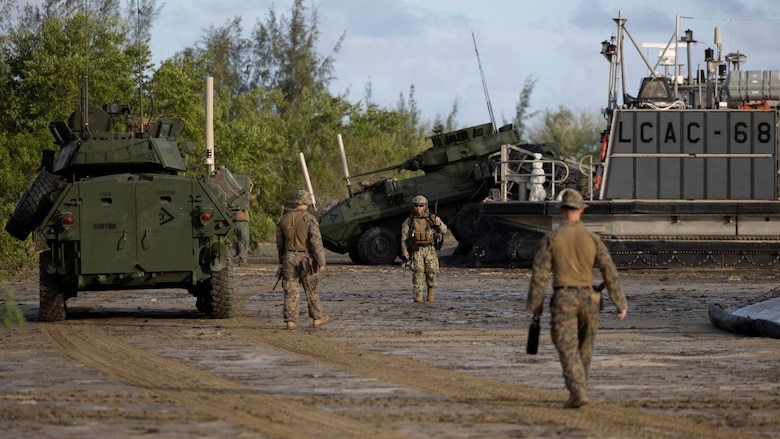 Por qué el despliegue del ejército de Estados Unidos en el Caribe y los ejercicios militares reavivan una tensión histórica en Puerto Rico