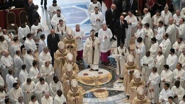 Papa Francisco exhorta a los curas a ‘ensuciarse’ tocando los pecados de la gente