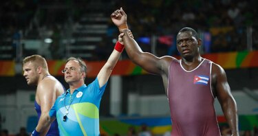 Cubano López avanza a semifinales en lucha grecorromana