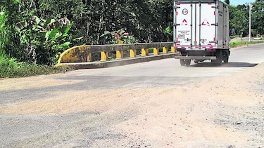 Con tierra rellenan las calles darienitas