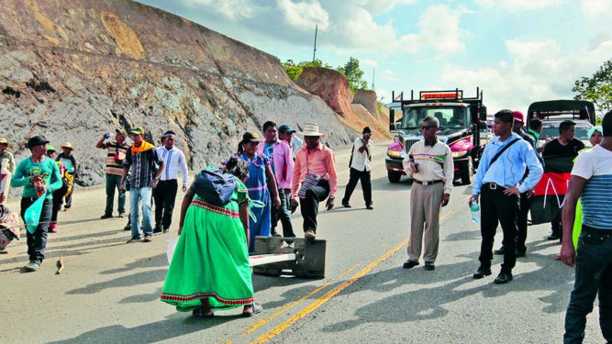 El grupo que lidera Silvia Carrera marchó desde Tolé hasta la entrada del proyecto Barro Blanco por la vía Interamericana, la cual fue cerrada por dos horas posteriormente.