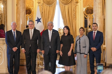 Luis Gómez y Gretel Villalaz asumen como procuradores; el Tribunal Electoral también renueva magistrados