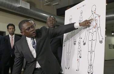 Joven muerto por policías en EU recibió ocho tiros, la mayoría en la espalda