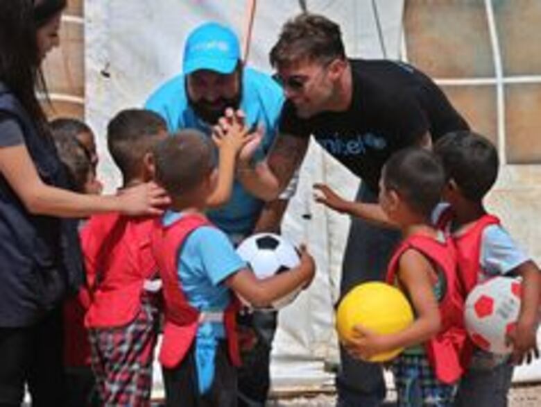 Ricky Martin visita a refugiados sirios en Líbano