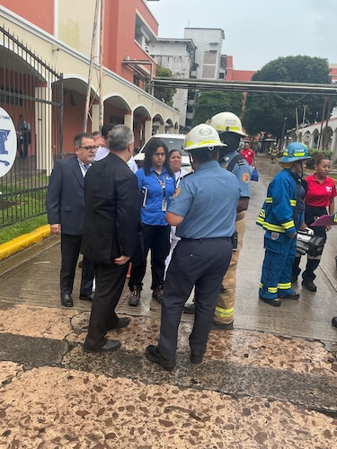 Bomberos atienden incidente por posible gas irritante en área de Hemodiálisis del Santo Tomás