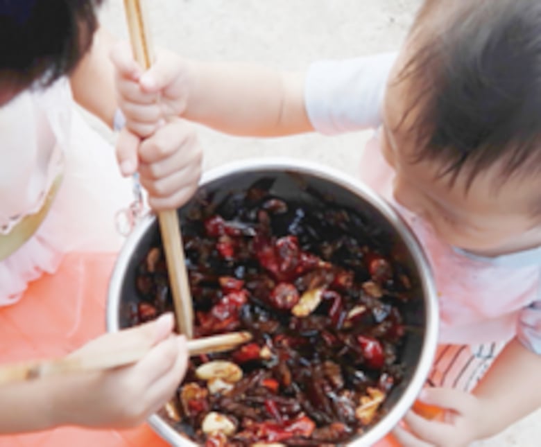 Las cucarachas que ‘trabajan’ comiendo basura