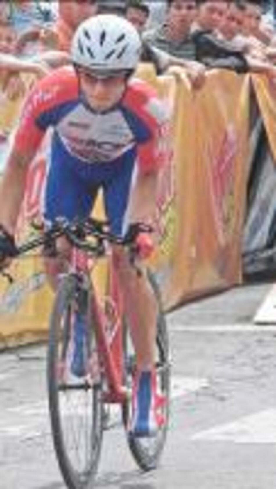 Gregory Brenes se viste de amarillo