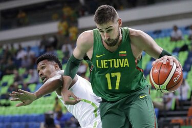 Lituania se lleva un susto pero vence a Brasil