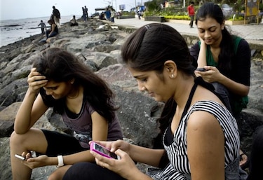 Indios, con Facebook antes que agua por teléfonos inteligentes baratos