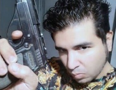 Fernando Sabag posó con el arma que usó para atacar a Cristina Fernández
