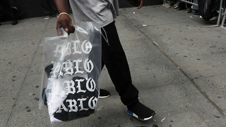 Tienda de ropa de Kanye West en Boston atrae multitudes