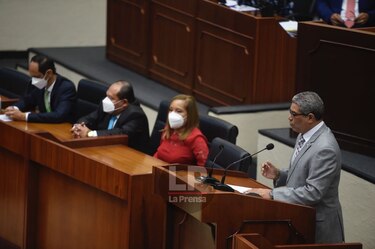 Ministro Sucre presenta ante la Asamblea proyecto que permite a farmacias la importación de medicamentos