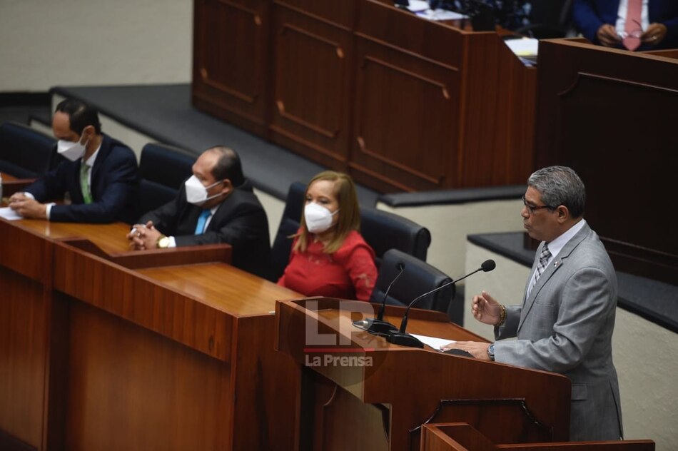 Ministro Sucre presenta ante la Asamblea proyecto que permite a farmacias la importación de medicamentos