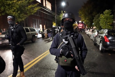 Policías de Oregon detienen a manifestantes antiTrump en Portland 