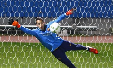 Chile jugará sin su arquero y capitán Claudio Bravo