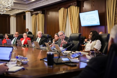 Gobierno evalúa nuevo edificio del ION en la Ciudad de la Salud