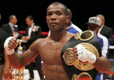 Jezreel Corrales no da con el peso; pierde su corona superpluma
