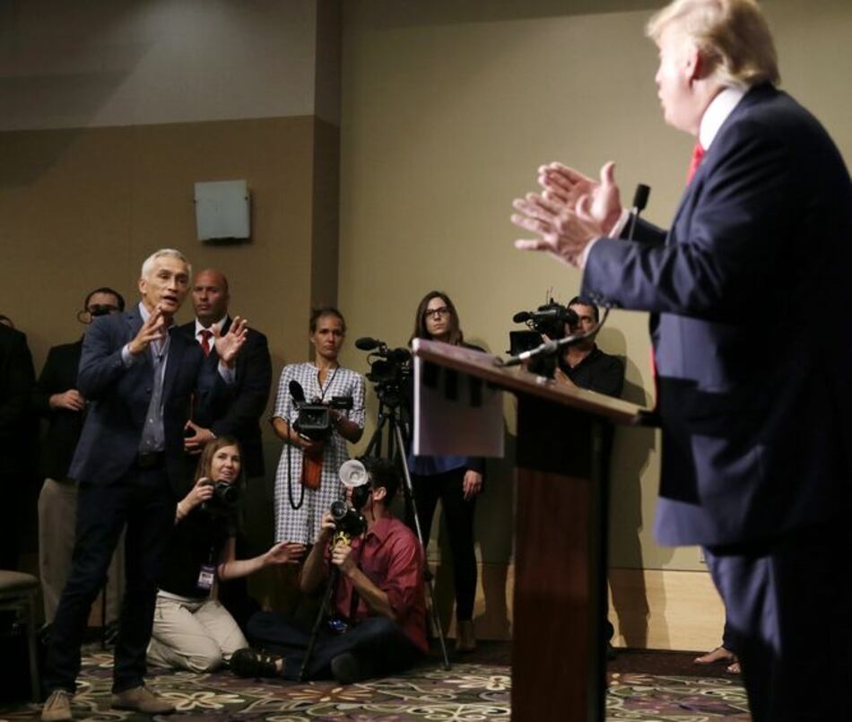 Trump hace sacar a presentador de Univision