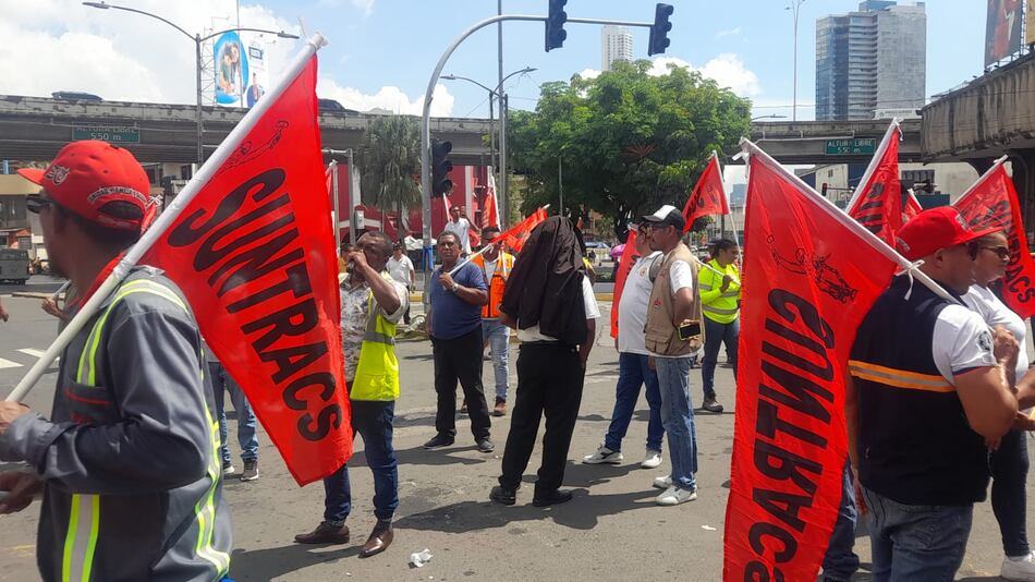 Obreros protestan en los predios de la Asamblea para rechazar el contrato minero 