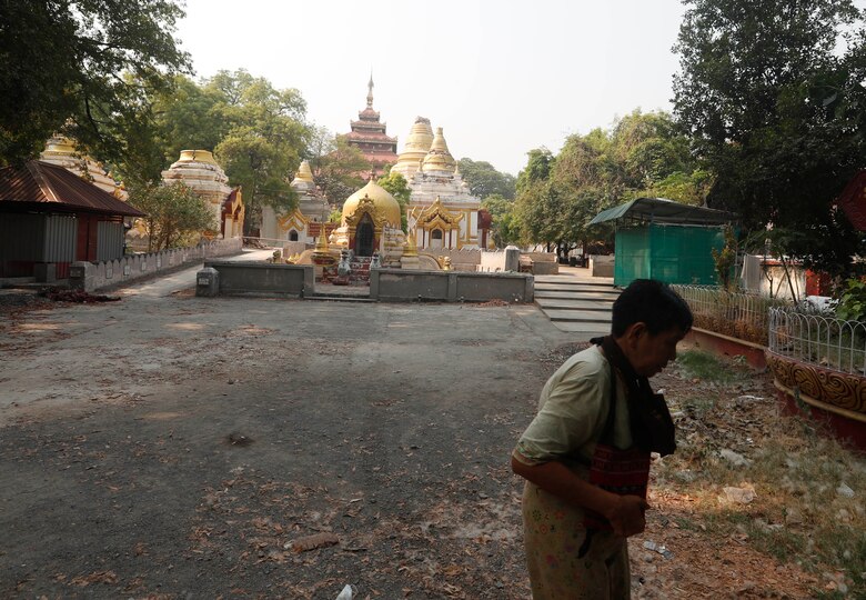 Miles de personas siguen viviendo en las calles de Birmania dos semanas después del sismo