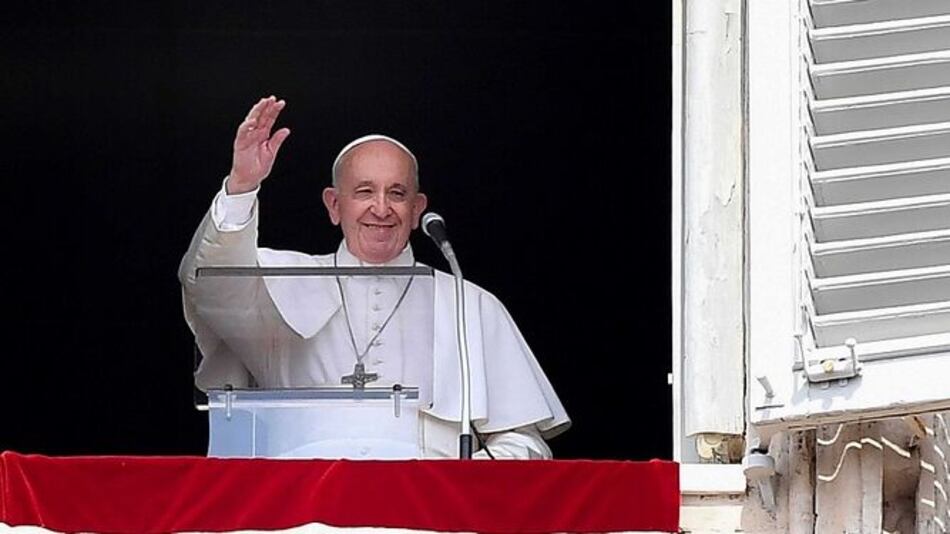 Papa Francisco auxiliado por bomberos tras quedar bloqueado en ascensor