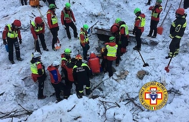 Equipos buscan acelerar trabajos en hotel sepultado por alud