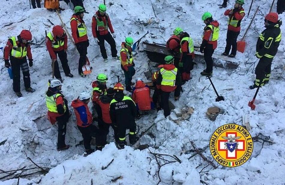 Equipos buscan acelerar trabajos en hotel sepultado por alud