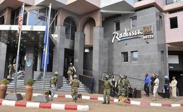Al menos 27 rehenes y 13 terroristas muertos en ataque contra hotel en Malí