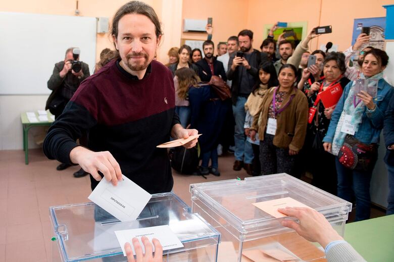 Una España dividida vota con la vista en la ultraderecha