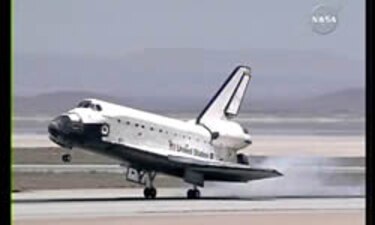 Atlantis aterriza en la Base Aérea de Edwards