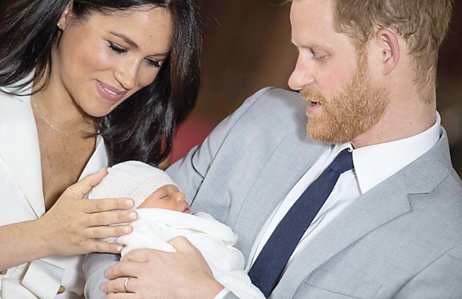 Meghan deja Reino Unido; la reina busca soluciones