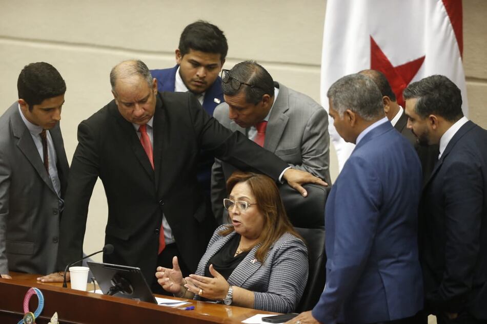 Frenan la votación de reforma a la Caja de Seguro Social