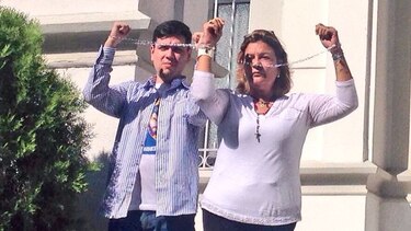 Diputado venezolano se encadena para pedir la libertad de opositores presos