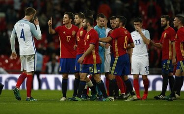 España empata 2-2 con Inglaterra