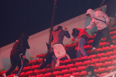 Violencia en Copa Sudamericana: suspendido Independiente vs Universidad de Chile tras disturbios